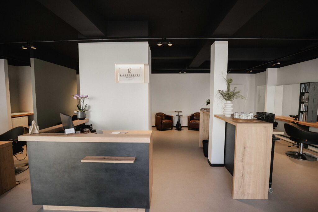 Empfang und Wartebereich im Friseursalon Riepegerste in Lüdenscheid