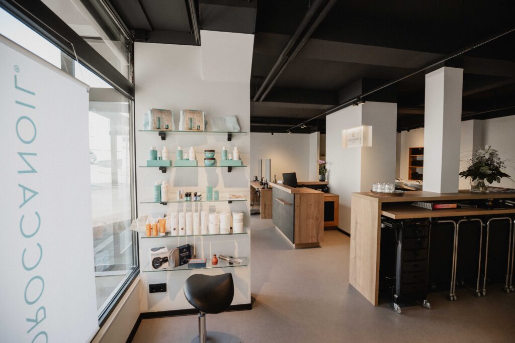 Friseursalon Riepegerste in Lüdenscheid – Produktregal und Bedienplätze im Salon
